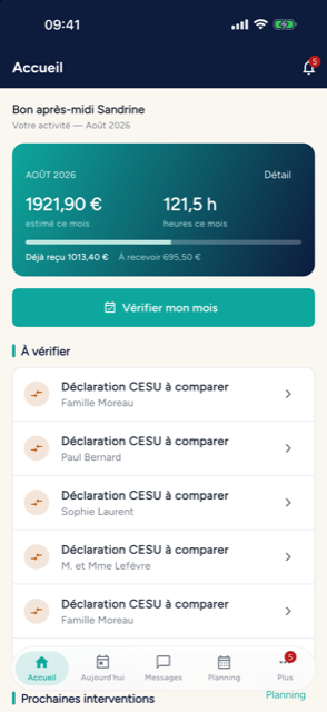 L'accueil de l'application CESU Domilien sur iPhone : revenus du mois, heures travaill&eacute;es et d&eacute;clarations &agrave; v&eacute;rifier